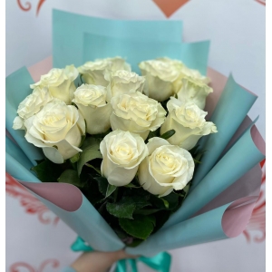 Купить букет из 13 белых роз с доставкой в Москве