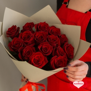 Купить букет из 15 красных роз в Москве