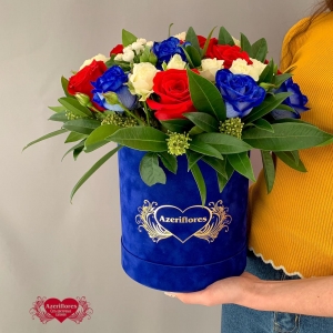Купить синюю коробку с розами в Москве