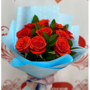 Купить букет из 11 красных роз с зеленью с доставкой в Москве