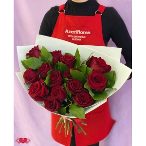 Купить букет из 15 бордовых роз с доставкой в Москве