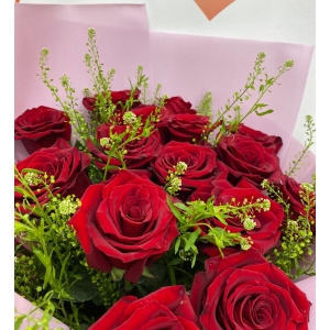 Купить букет из 17 красных роз с доставкой в Москве