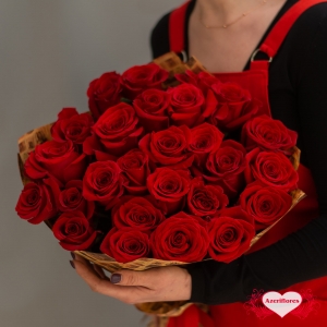 Купить букет из 25 красных роз в Москве