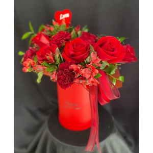 Купить цветы в коробке «Румяная заря» с доставкой в Москве