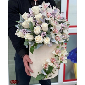 Купить коробку цветов «Белый бархат» с доставкой в Москве