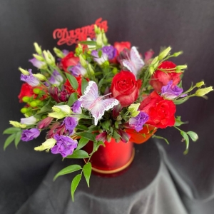 Купить коробку цветов «Грация» с доставкой в Москве