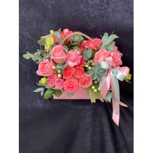 Купить коробку цветов «Романтический вечер» с доставкой в Москве