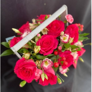 Купить коробку цветов «Трепетная любовь» с доставкой в Москве