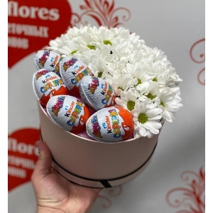 Купить коробку цветов «Ромашки со сладостями» с доставкой в Москве