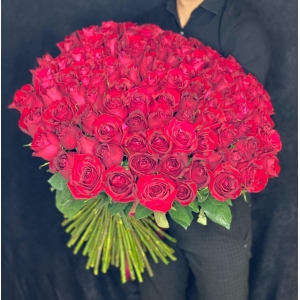 Купить охапку из 101 роз Фридом со скидкой и доставкой в Москве