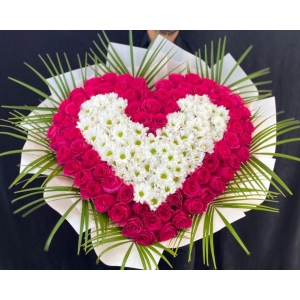 Купить охапку цветов «Сердце любви» с доставкой в Москве
