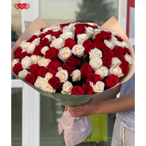 Купить охапку из 101 красных и белых роз с доставкой в Москве