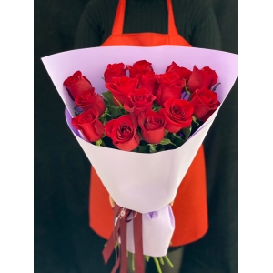 Купить охапку из 13 роз с доставкой в Москве