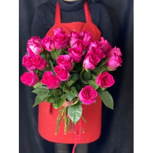 Купить охапку из 25 роз с доставкой в Москве