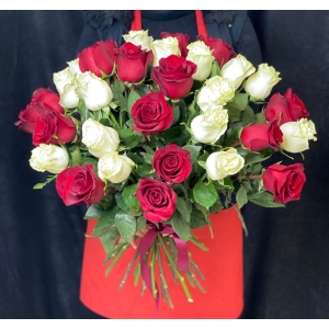 Купить охапку из 41 розы с доставкой в Москве
