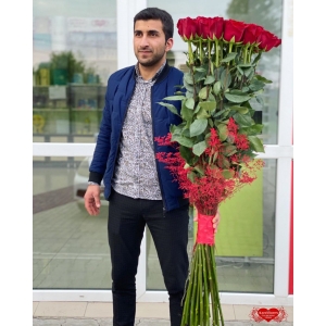 Купить охапку из метровых роз с доставкой в Москве