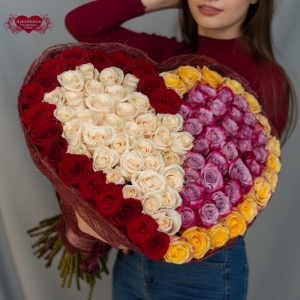 Купить охапку роз в виде сердца из двух половинок в Москве