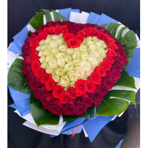 Купить букет-охапку роз в виде сердца с доставкой в Москве