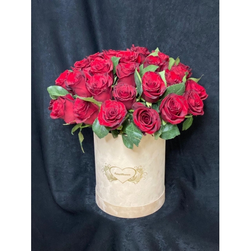 Купить коробку цветов «Любовное послание» с доставкой в Москве