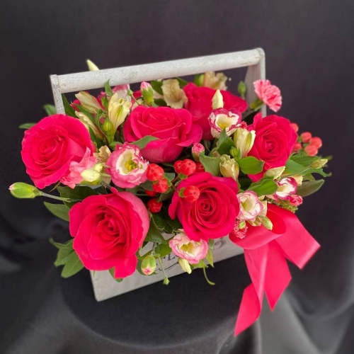 Купить коробку цветов «Трепетная любовь» с доставкой в Москве